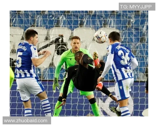 世界超级球星足球赛精彩倒钩进球震撼全场掀起热潮