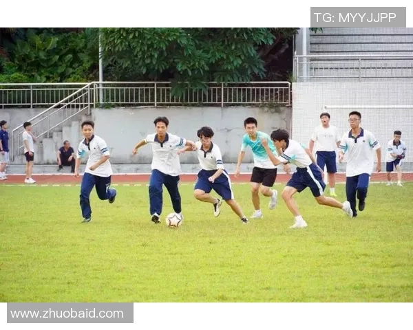 燃情绿茵巨星时刻 热血拼搏展现足球无畏激情