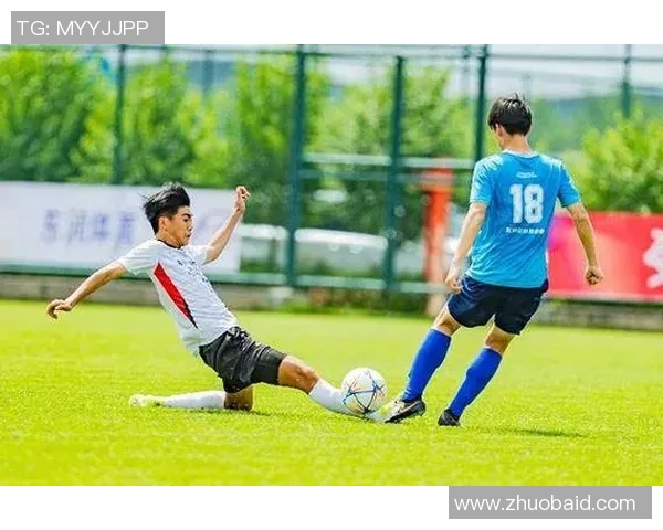 现役足球老将风采依旧 短暂退役后再度燃起赛场激情