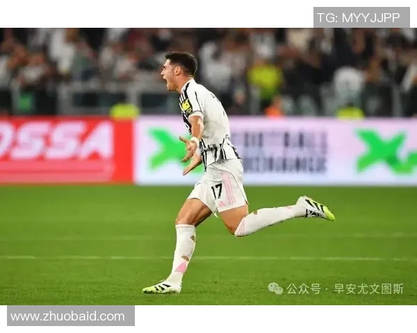 足球巨星远射破门瞬间展现力量与技巧震撼全场观众